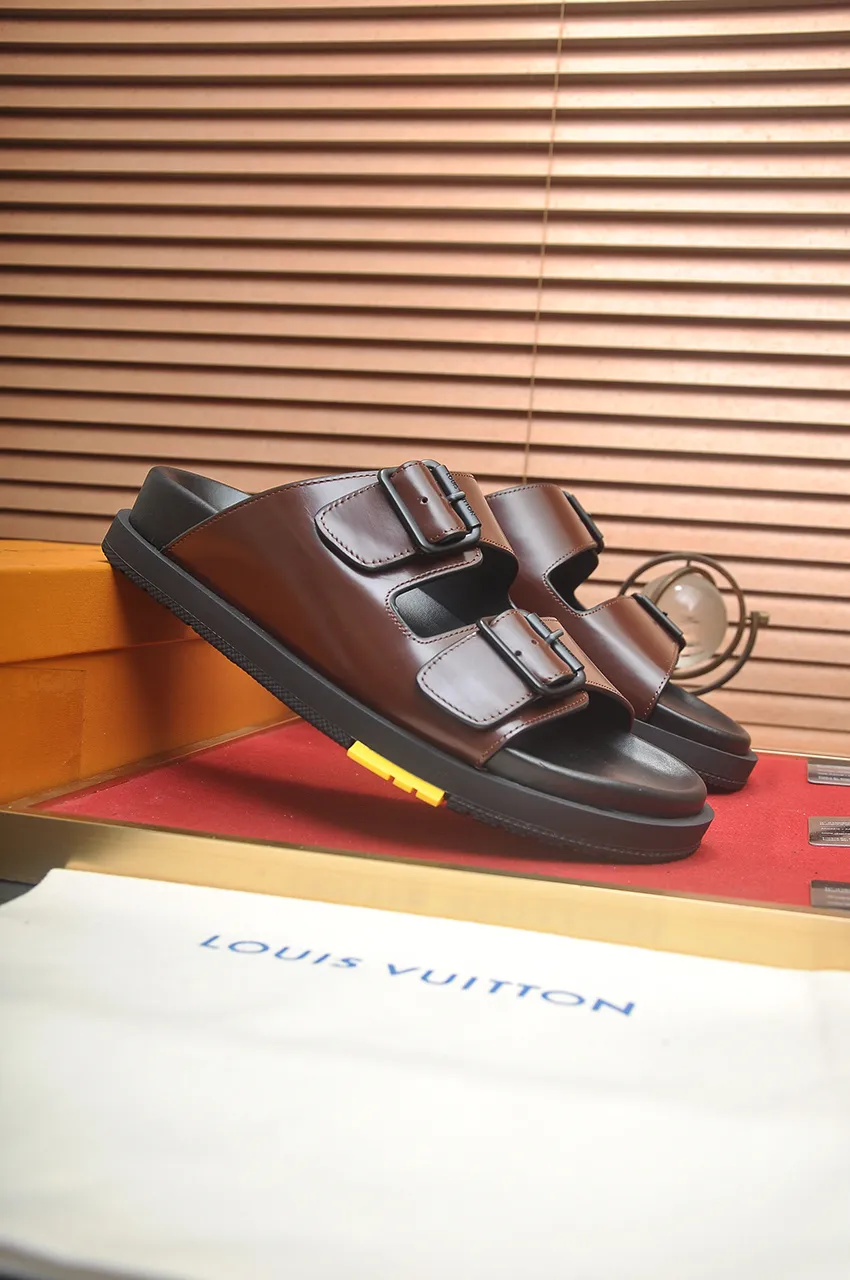 Men's shoes 💰400💶 [Louis Vuitton LV slippers] (high-end cowhide) counter 1:1 fashion style, a must-have for summer! The designer used LV’s iconic outsole. The original simple slippers instantly become fashionable! The upper is made of flexible special cowhide leather straps alternately, and the workmanship is exquisite! A must-have for stylish men in summer, size 38-45 (45 customized)